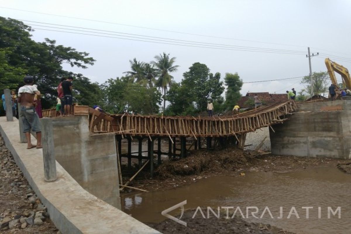 Banjir Bandang Situbondo sebabkan Konstruksi Jembatan Tergeser (Video)