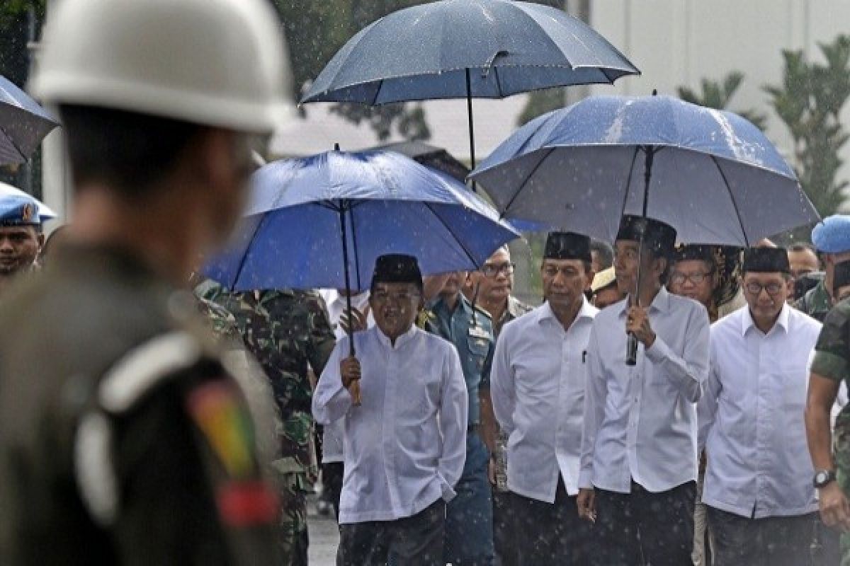 Cerita Di Balik Payung dan Sandal Biru Presiden Jokowi