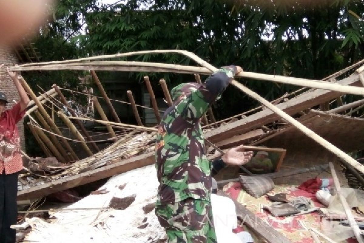 Puting Beliung Robohkan Sebuah Rumah di Jember 