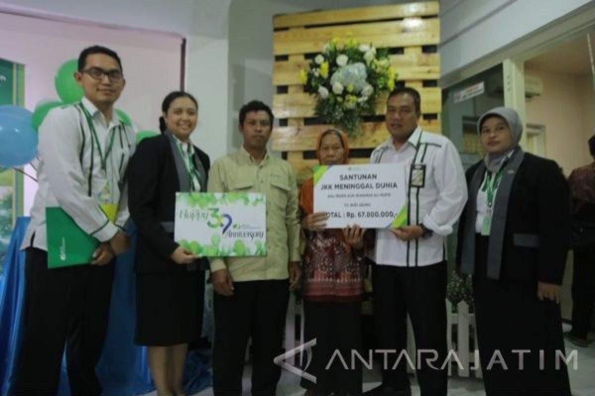 Peringati HUT,  BPJS Ketenagakerjaan Serahkan Santunan Kematian Pekerja Konstruksi