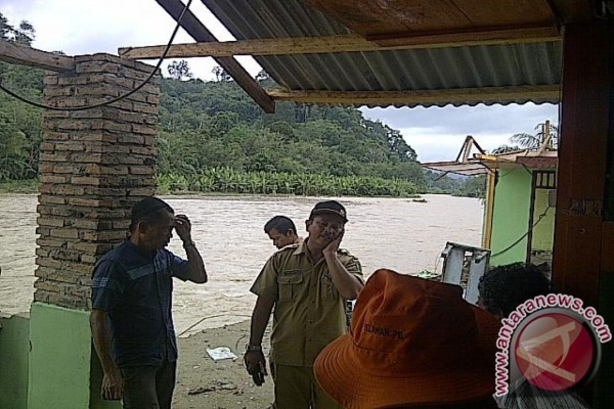 Garoga Tapsel Kembali Meluap Hanyutkan Satu Rumah