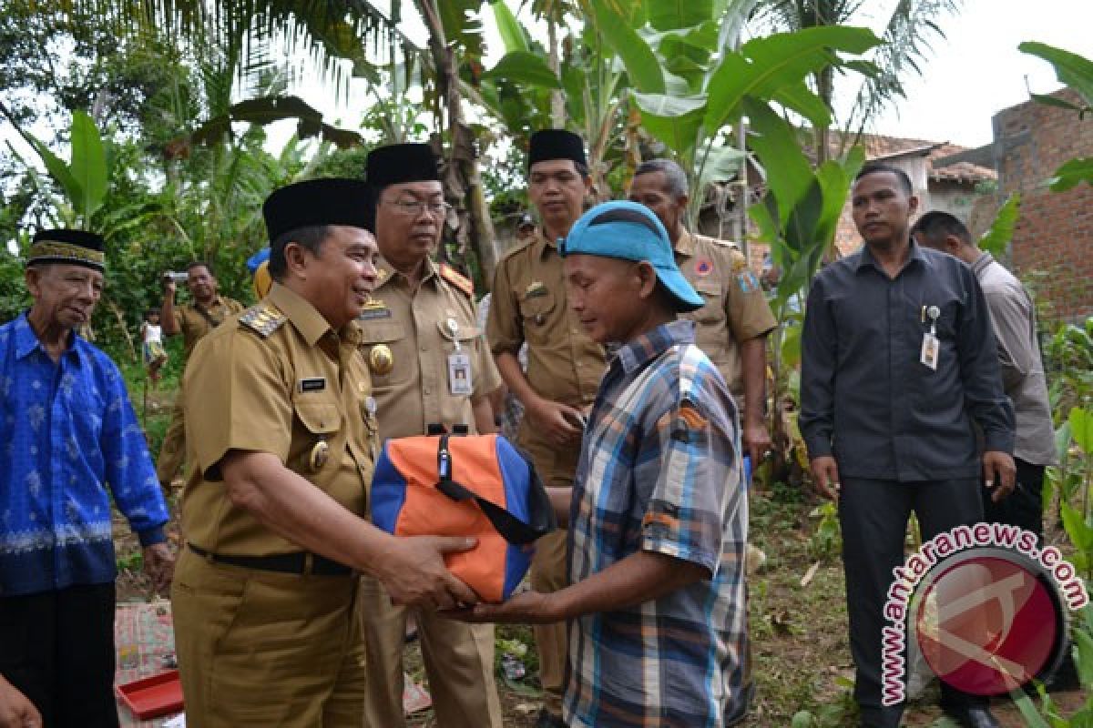 Pemkab Waykanan Bantu Korban Puting Beliung 