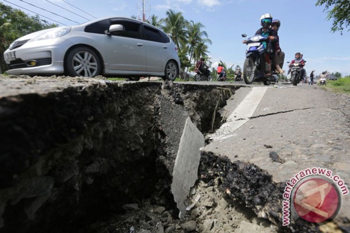 Petugas PU Pidie Jaya tambal jalan retak pascagempa