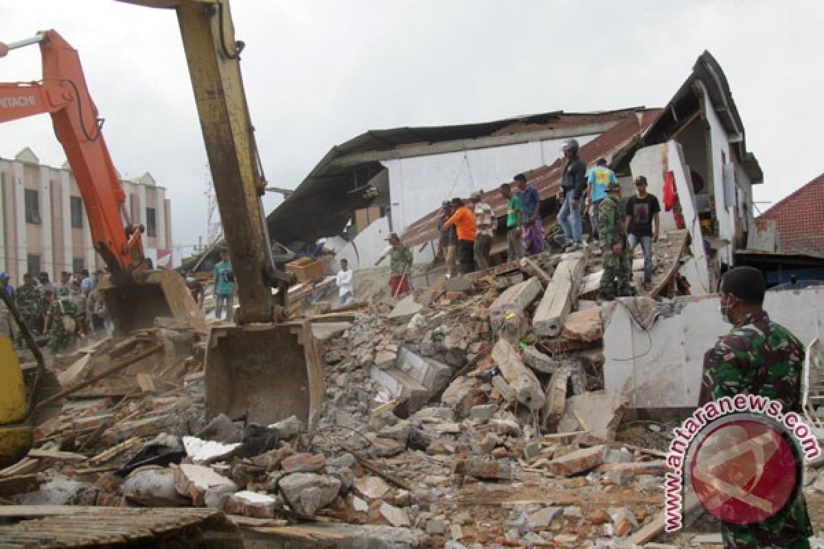 Tim pencari lanjutkan evakuasi korban gempa dari reruntuhan