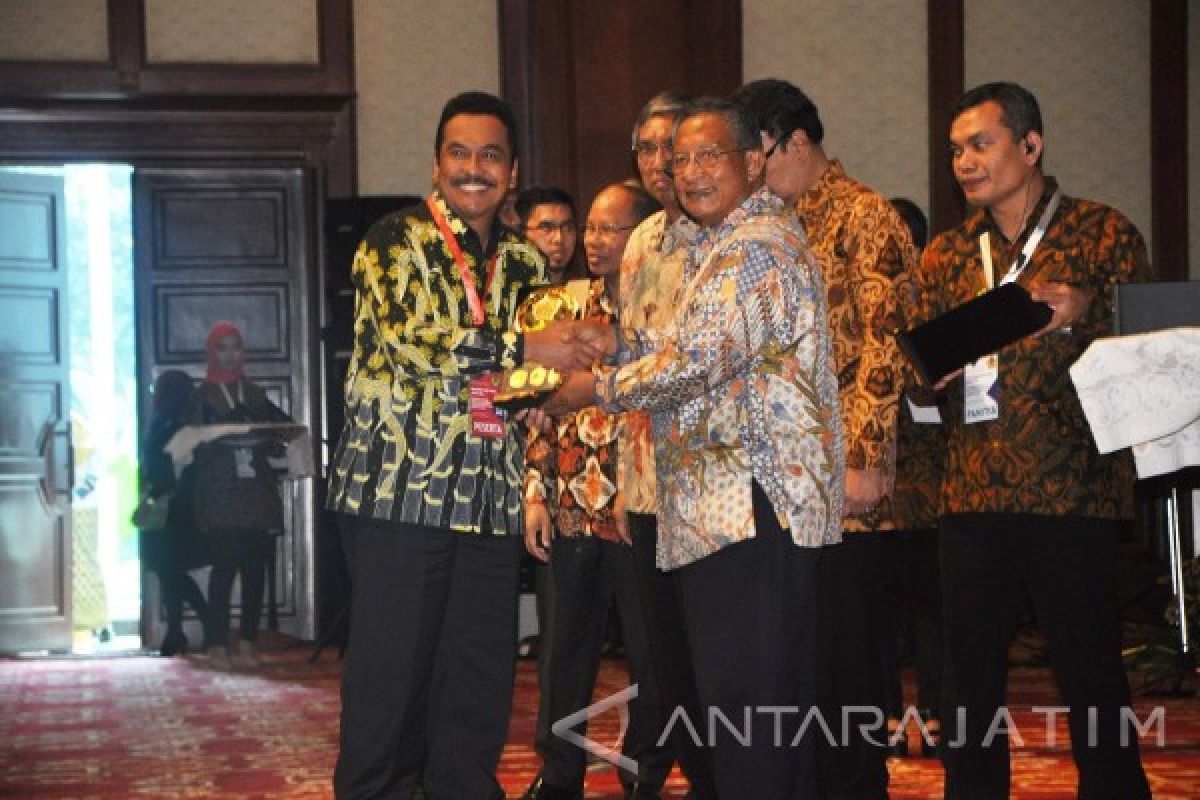 Gresik Terima Anugerah Dana Reksa 2016