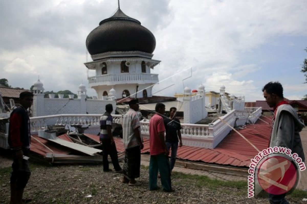 Padang Galang Bantuan untuk Korban Gempa Aceh