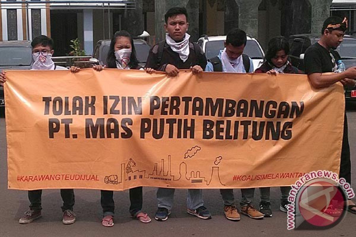 Puluhan Aktivis Karawang Tolak Pertambangan Pabrik Semen