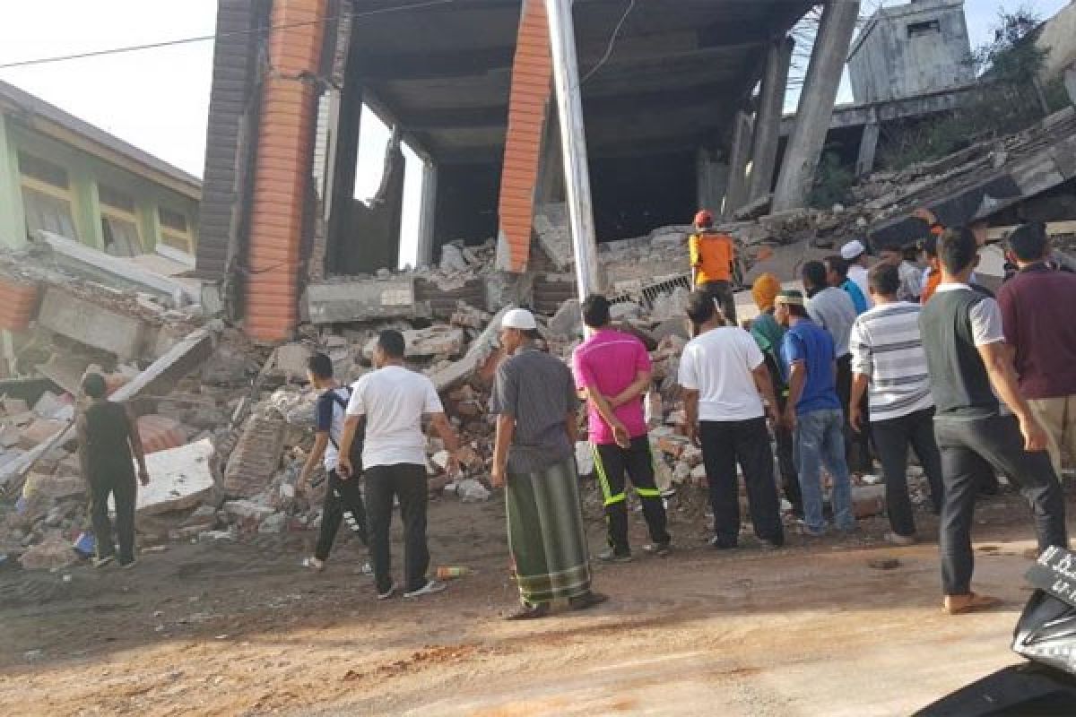 Bangunan tribun selatan Stadion Barombong roboh