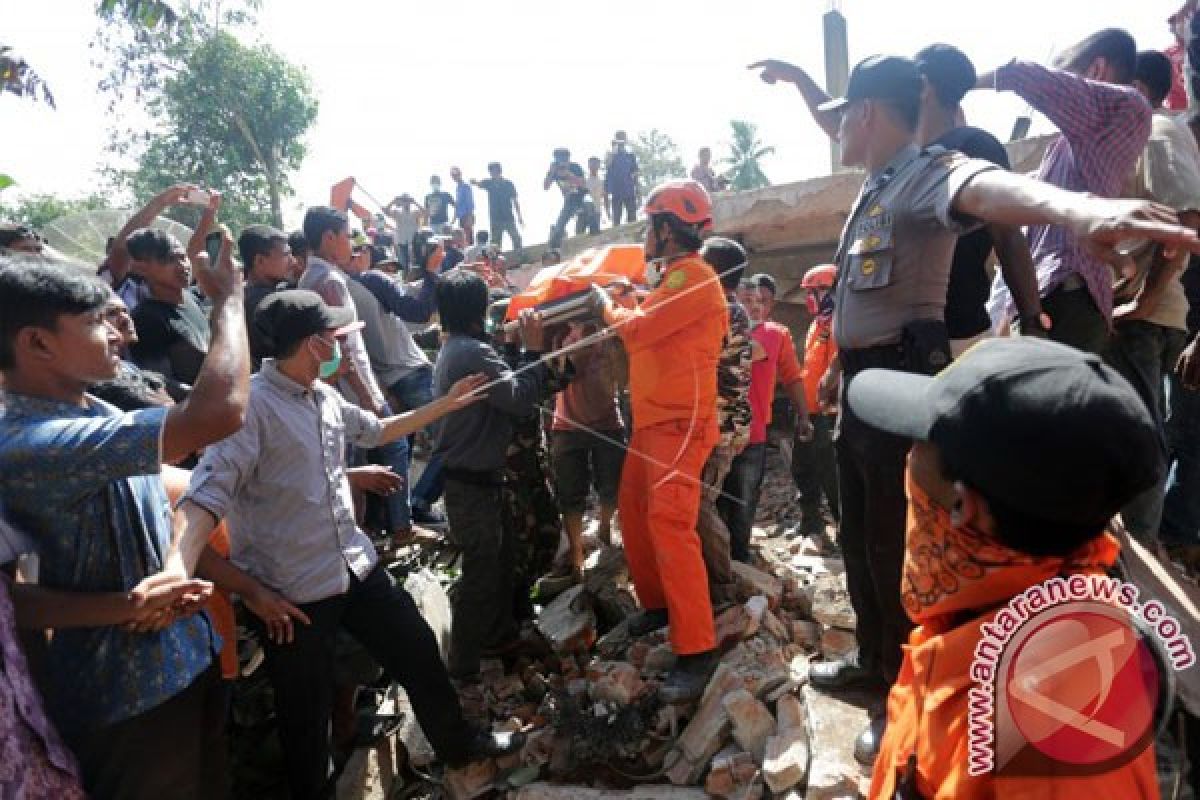 Satu meninggal puluhan warga luka akibat gempa di Aceh