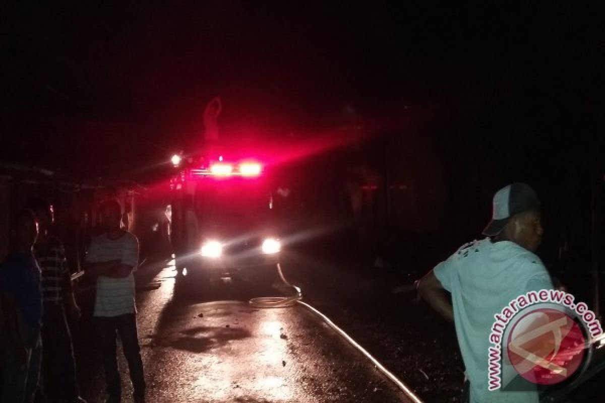 Lapak Penjual Pakaian Bekas Pasar Sorong Terbakar