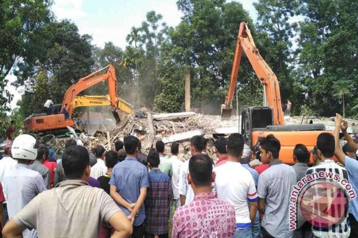Tujuh Excavator Evakuasi Korban Gempa