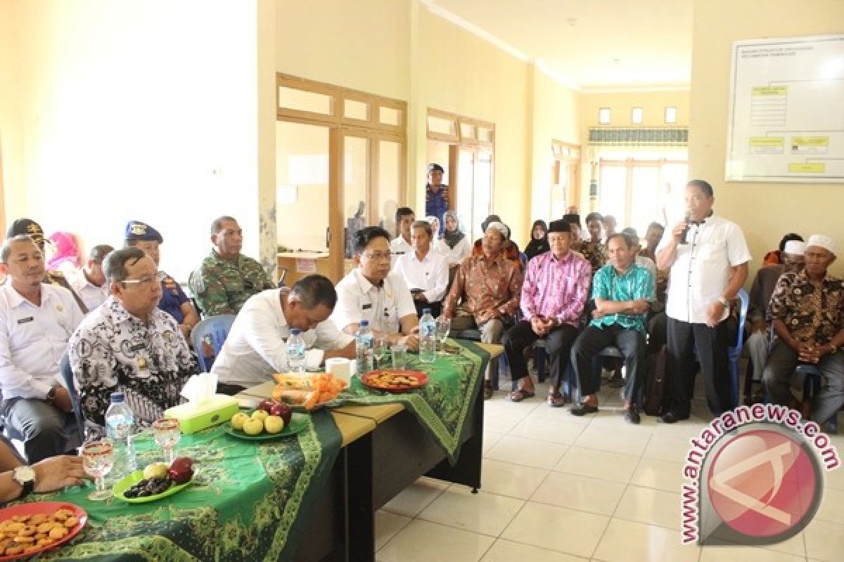 Warga Terpencil Titip Aspirasi kepada Plt Bupati