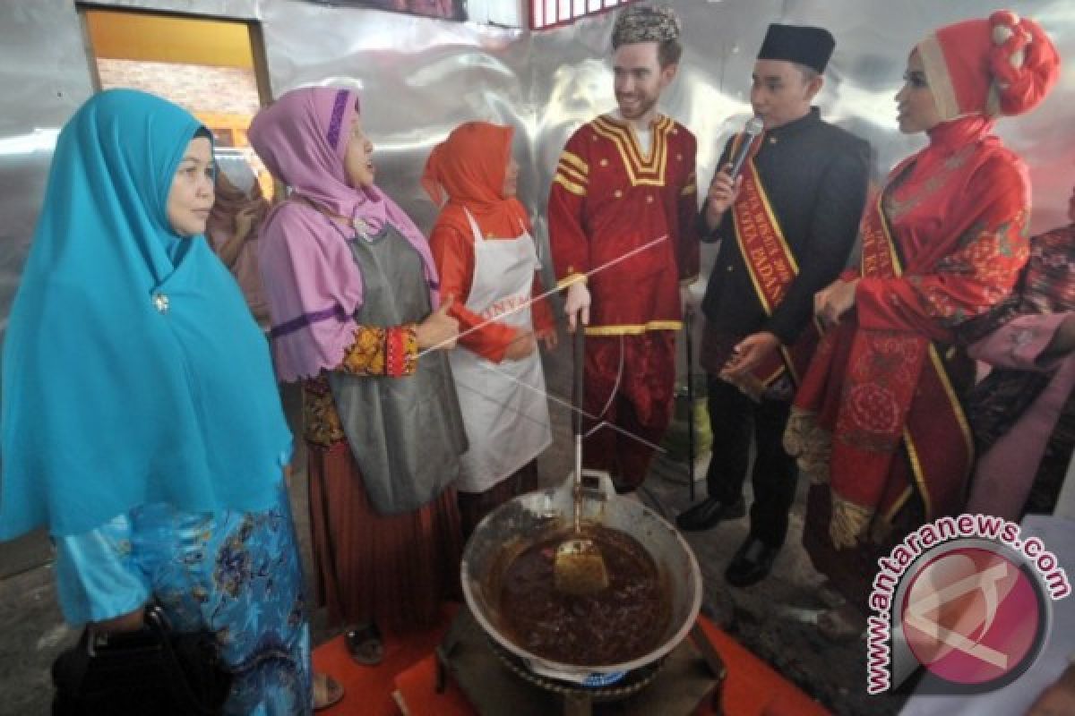 Penyanyi "Nasi Padang" Kunjungi Rumah Rendang Padang