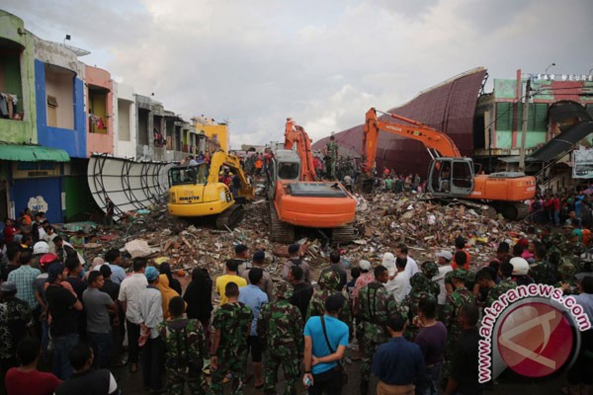 Tim berusaha temukan lima korban gempa Aceh