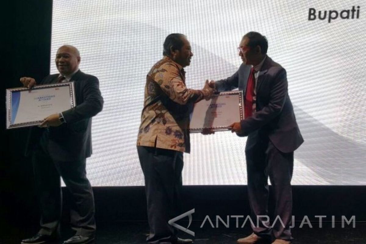 Bupati Sidoarjo Terima Penghargaan Regional Marketeers Award