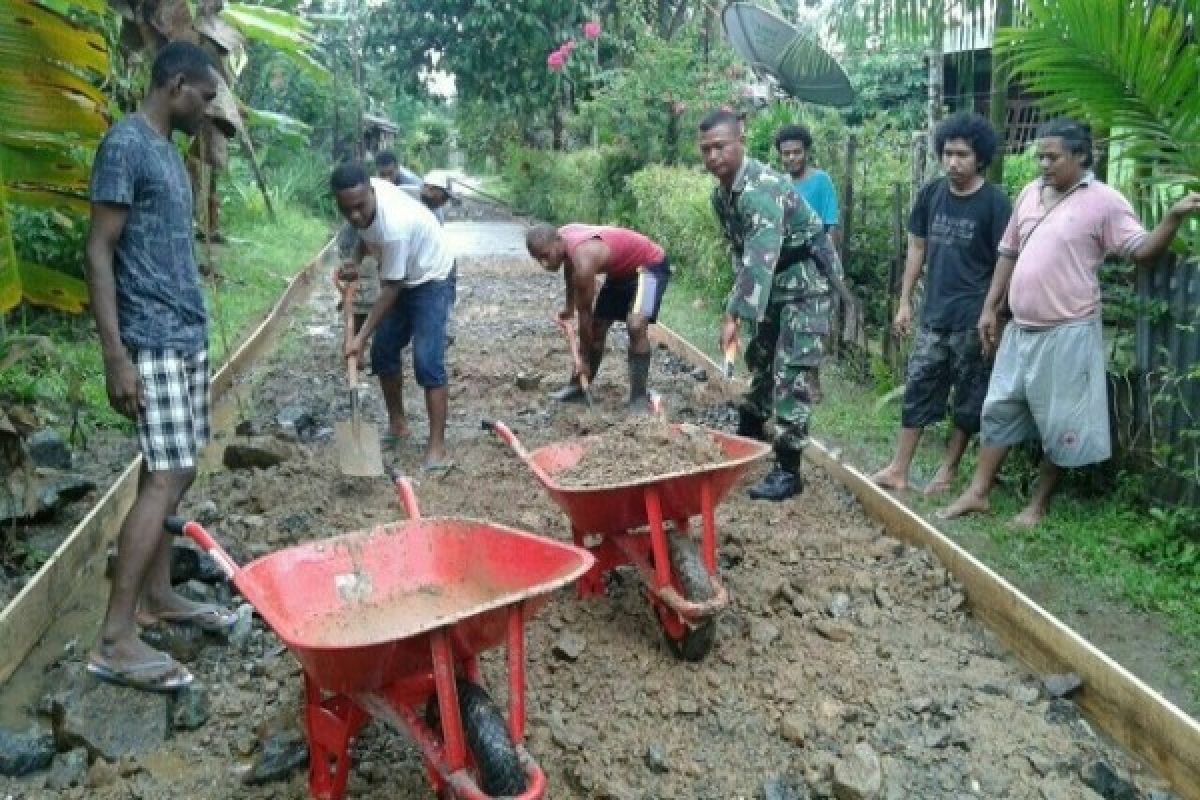 Koramil dan masyarakat Yokiwa Jayapura perbaiki akses jalan kampung