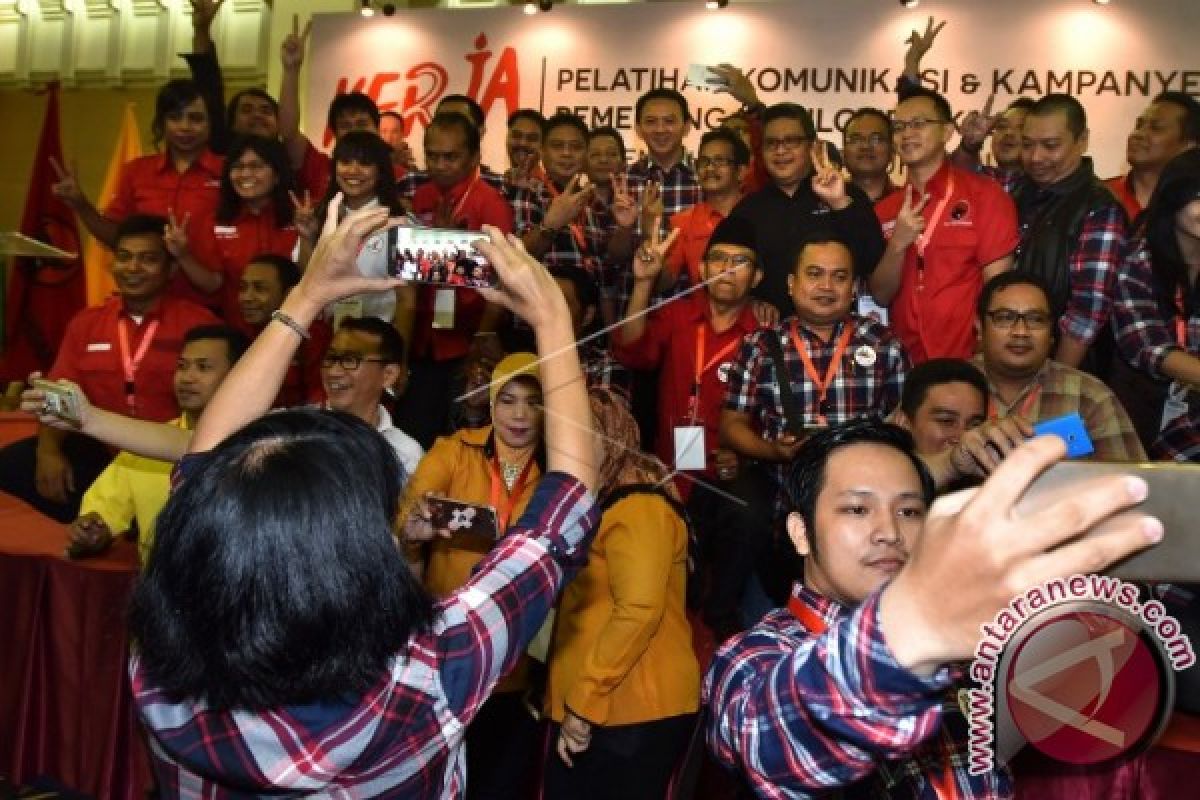 Sejumlah Atlet Bulu Tangkis Dukung Ahok