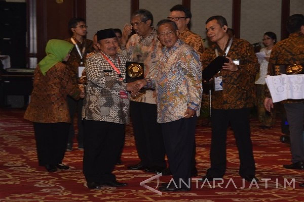 Bupati Madiun Terima Anugerah Dana Rakca 2016