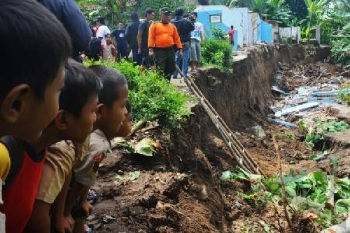 Hujan Lebat, Tujuh Rumah di Banyumas Tertimpa Tanah Longsor