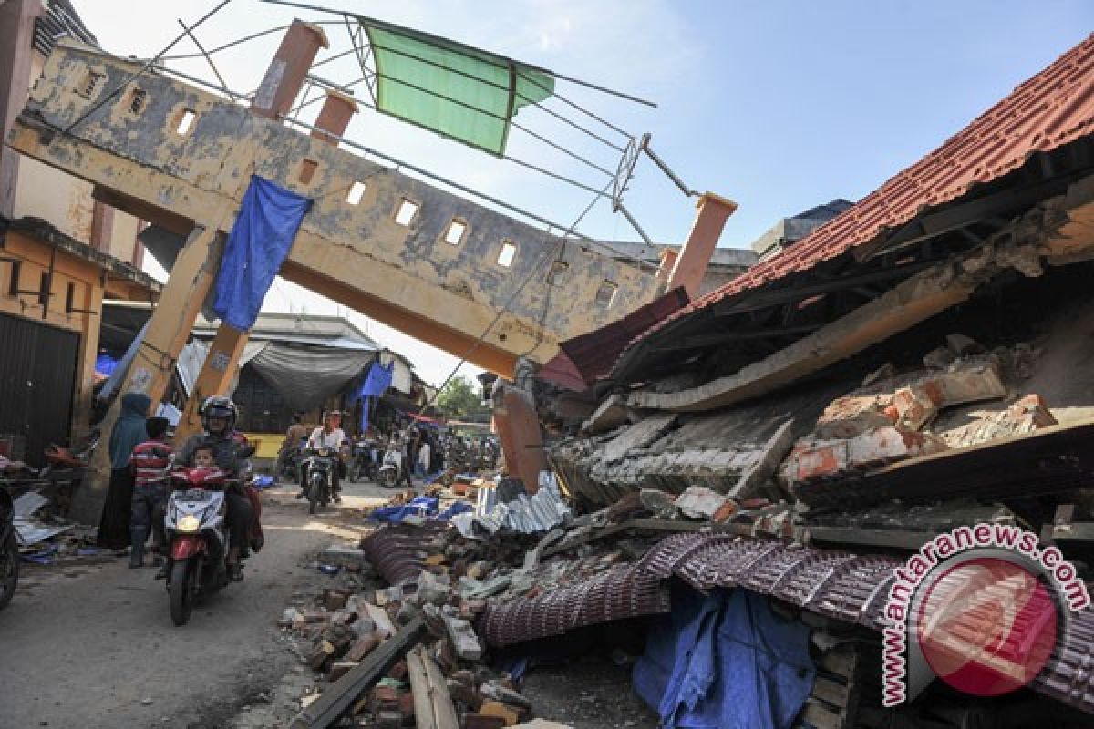 Korban gempa Pidie nekad tidur dalam bangunan miring