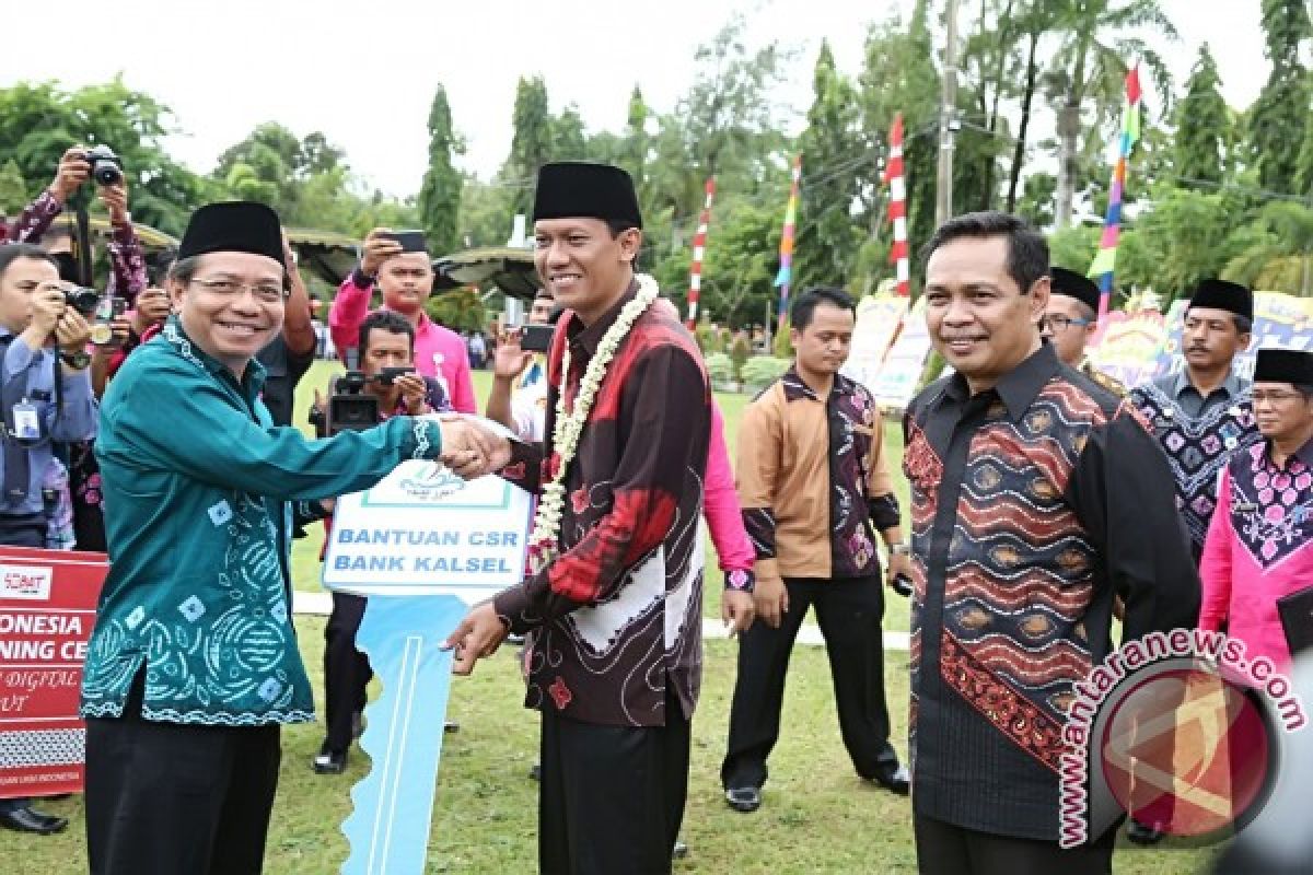 Bank Kalsel Serahkan Mobil UKM  Untuk Tanah Laut