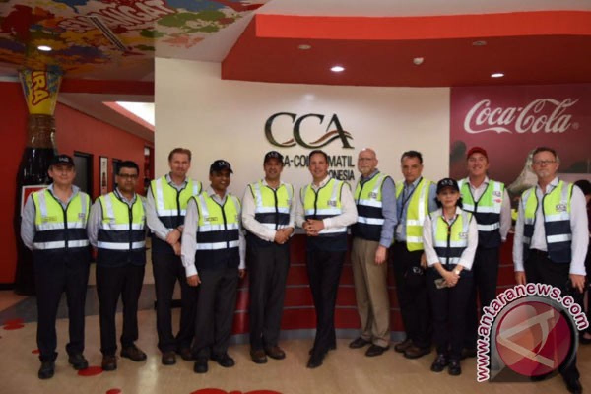 Menteri Perdagangan, Pariwisata, & Investasi Australia Kunjungi Pabrik Terbesar Coca-Cola