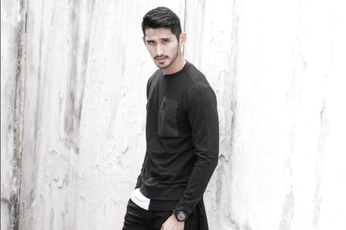 Model Ryan Karsten melebarkan sayap (video)