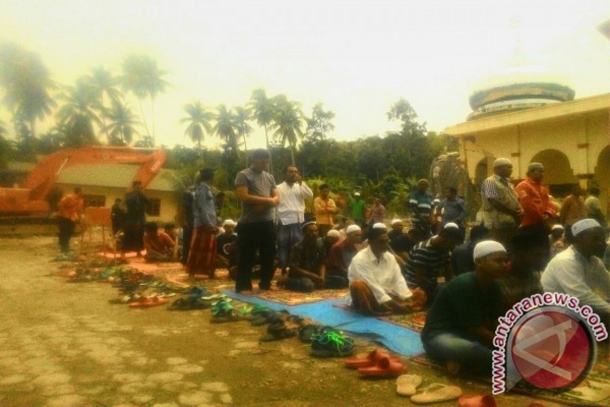 Warga Lombok Utara shalat Jumat di pengungsian