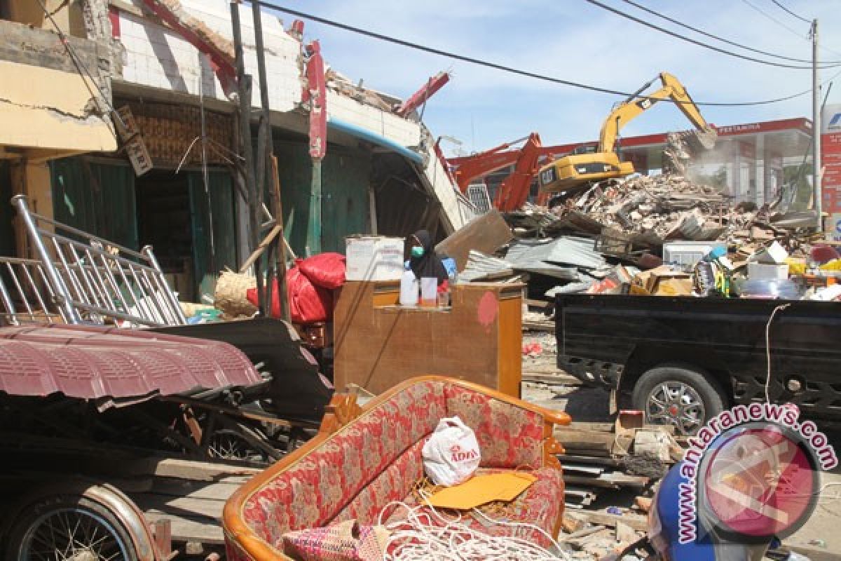 Warga manfaatkan puing reruntuhan akibat gempa Pidie