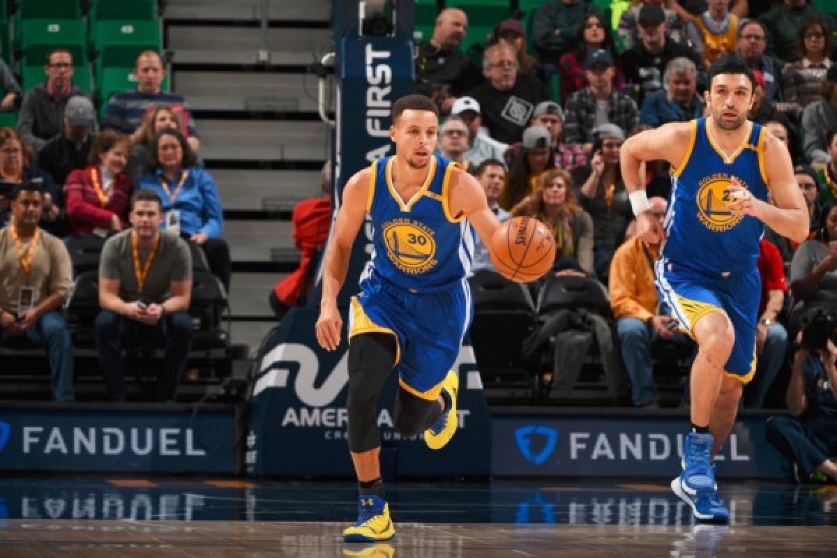 Sepatu Stephen Curry terjual 30.101 dolar AS