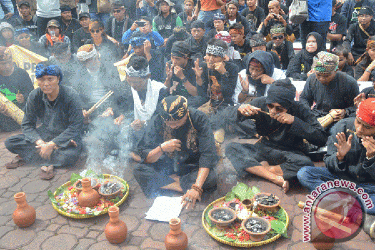 Pemkab Karawang Sepakat Tolak Pertambangan Pabrik Semen