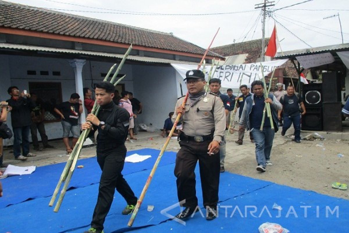 Aparat Sita Bambu Runcing dan Bom Molotov     