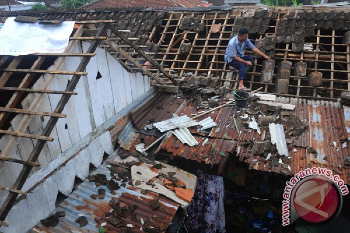 Puting beliung rusak musala dan rumah warga