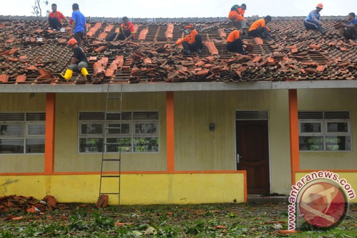 16 rumah warga rusak akibat puting beliung