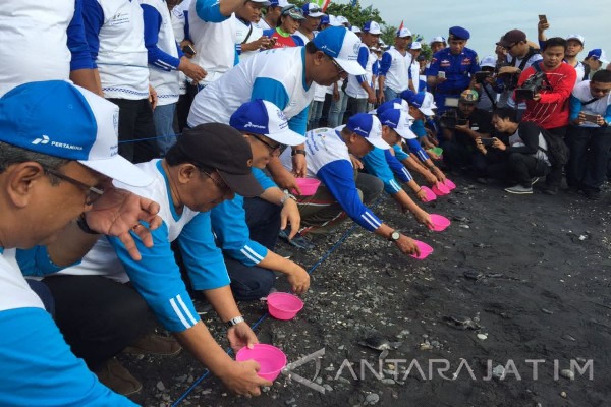 Pertamina Bersih-bersih Pantai Watu Dodol Banyuwangi