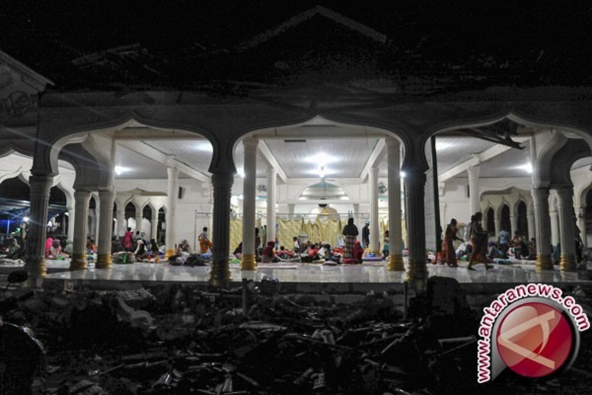 Relawan Bagikan Kelengkapan Ibadah Korban Gempa Aceh