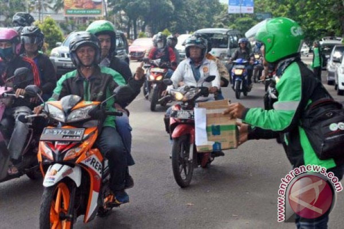 Pengendara Ojek Online Galang Dana Untuk Aceh