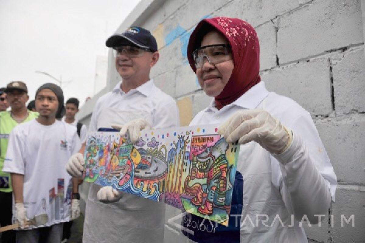 Risma Ingin Surabaya Punya Wisata Mural Tematik
