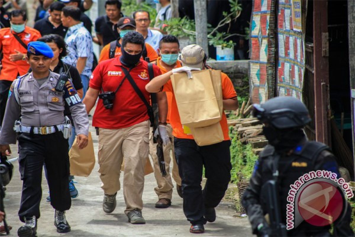 Polisi bawa sejumlah barang dari rumah Solihin