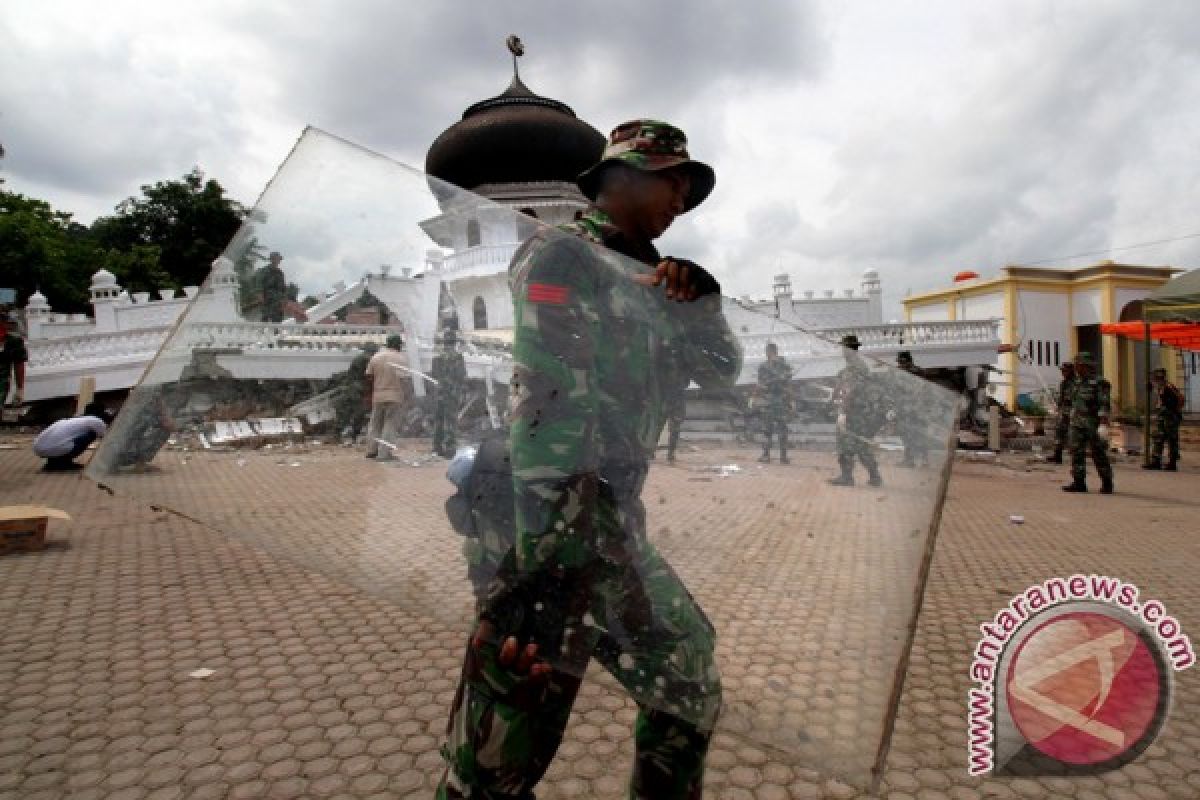 Military personnel help debris clear process in quake-hit Aceh