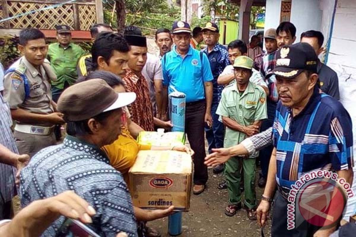 Bupati Sinjai serahkan bantuan korban puting beliung