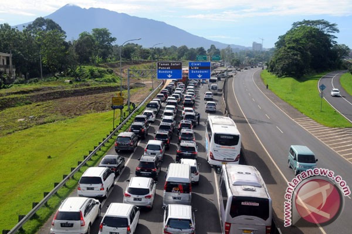 Puncak-Cipanas macet, polisi rekayasa lalu lintas