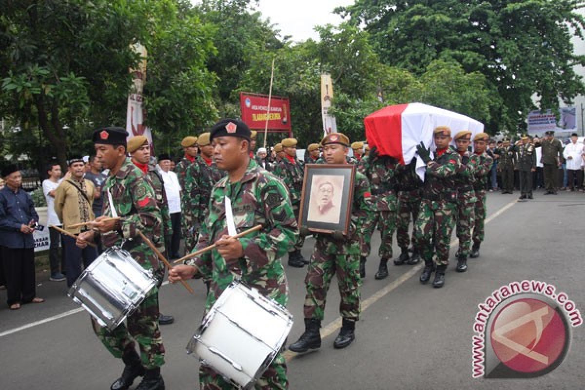 Mar'ie Muhammad wafat pada usia 77 tahun