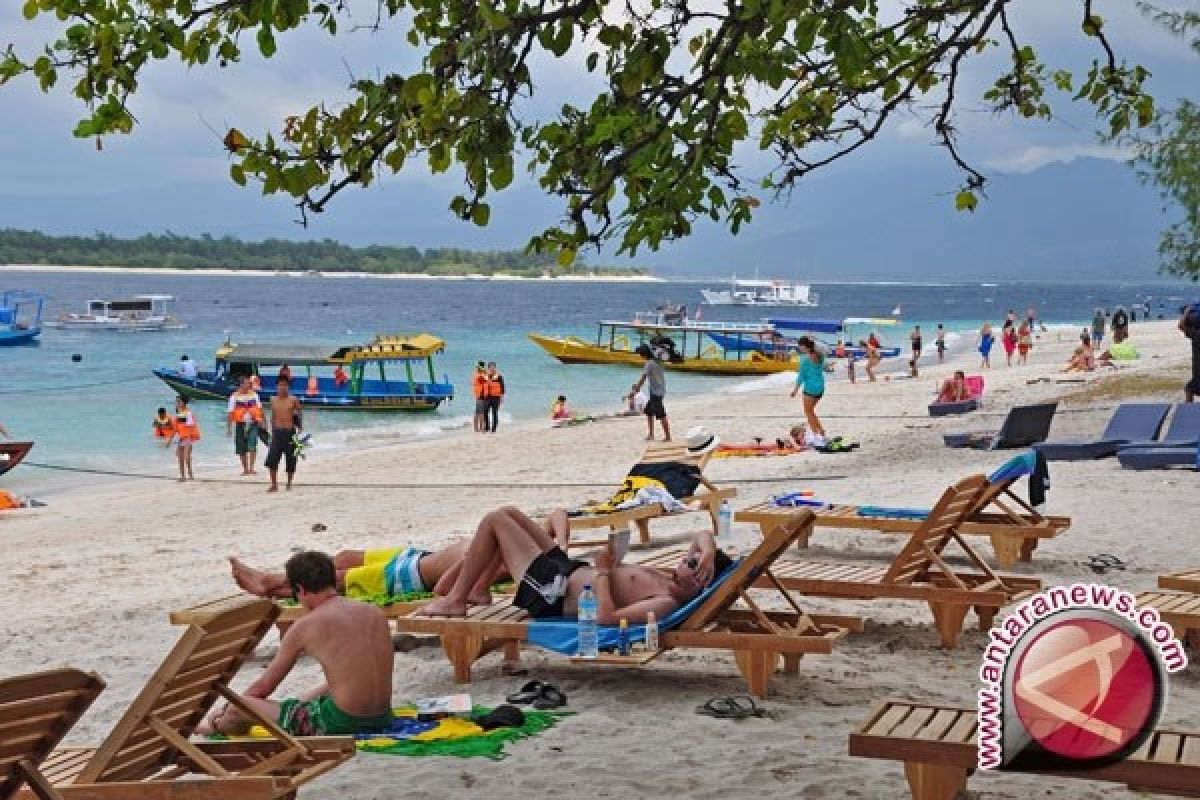 Ratusan bangunan usaha di Gili Trawangan dibongkar secara sukarela