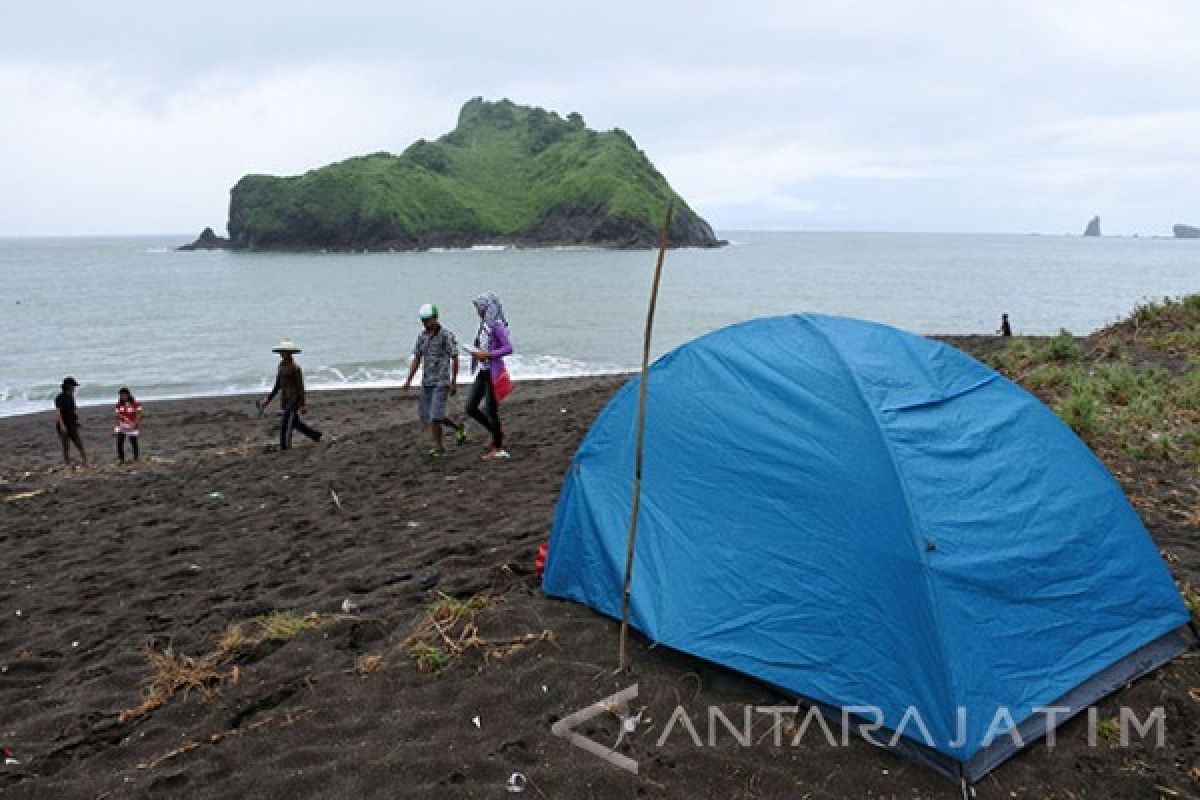 Tiga Wisatawan Nyaris Tenggelam di Pantai Payangan Jember