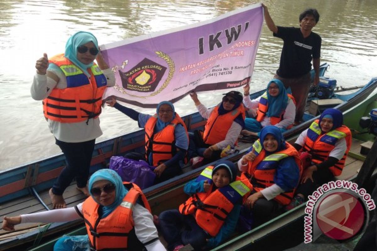 Keluarga Wartawan Kembali Bersih-bersih Sungai Karang Mumus