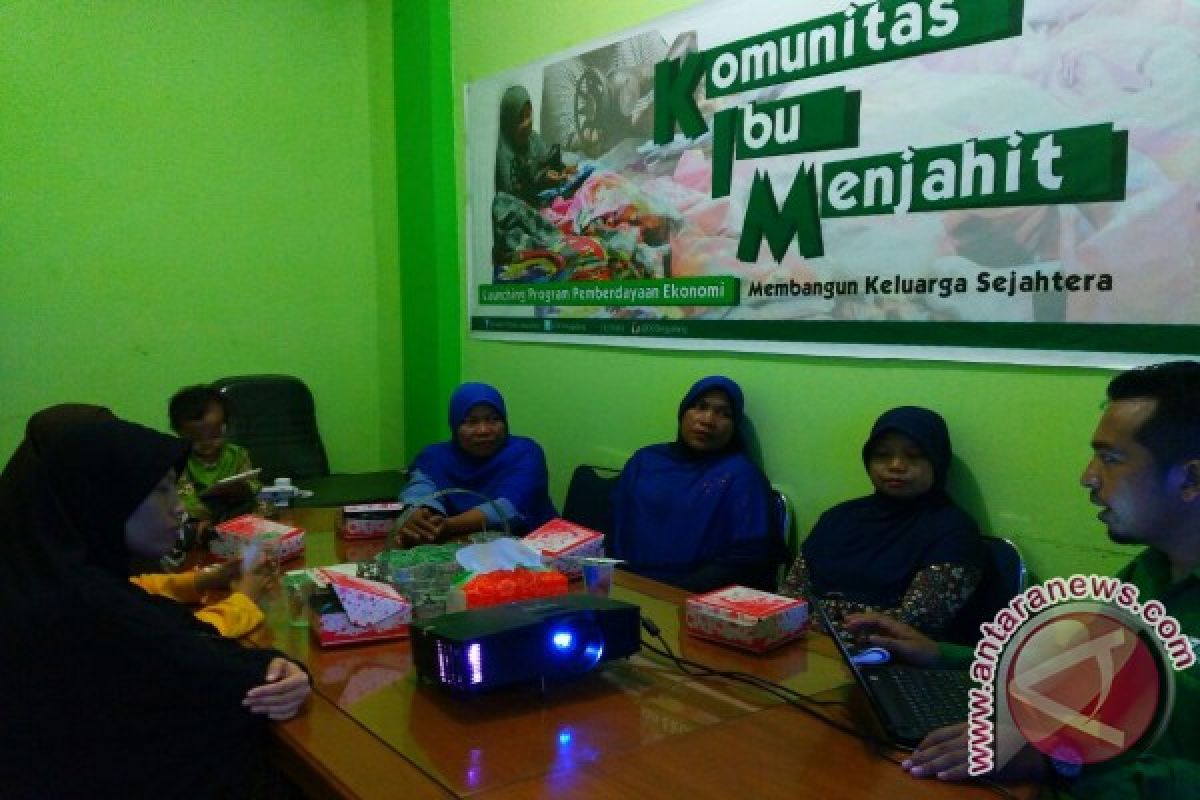 DDS Luncurkan Komunitas Ibu Menjahit