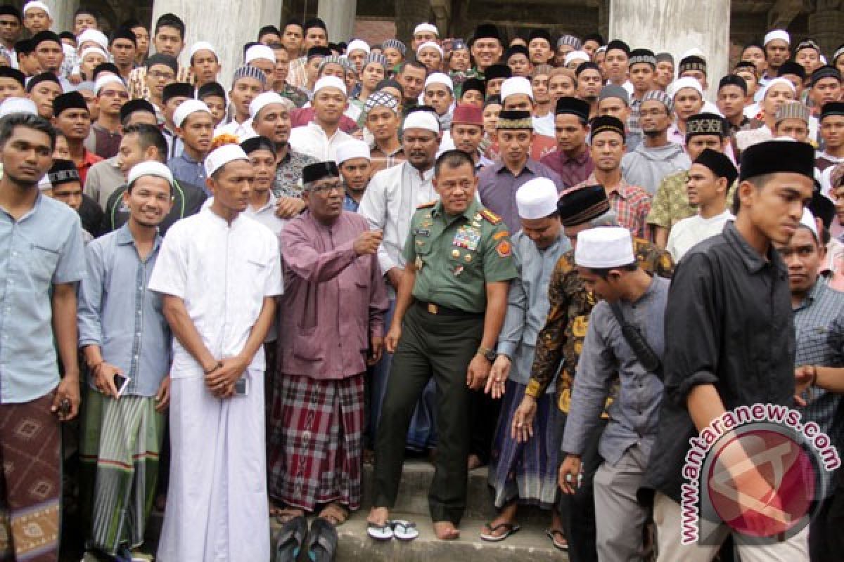 Persit Pusat bantu keluarga TNI korban gempa Aceh