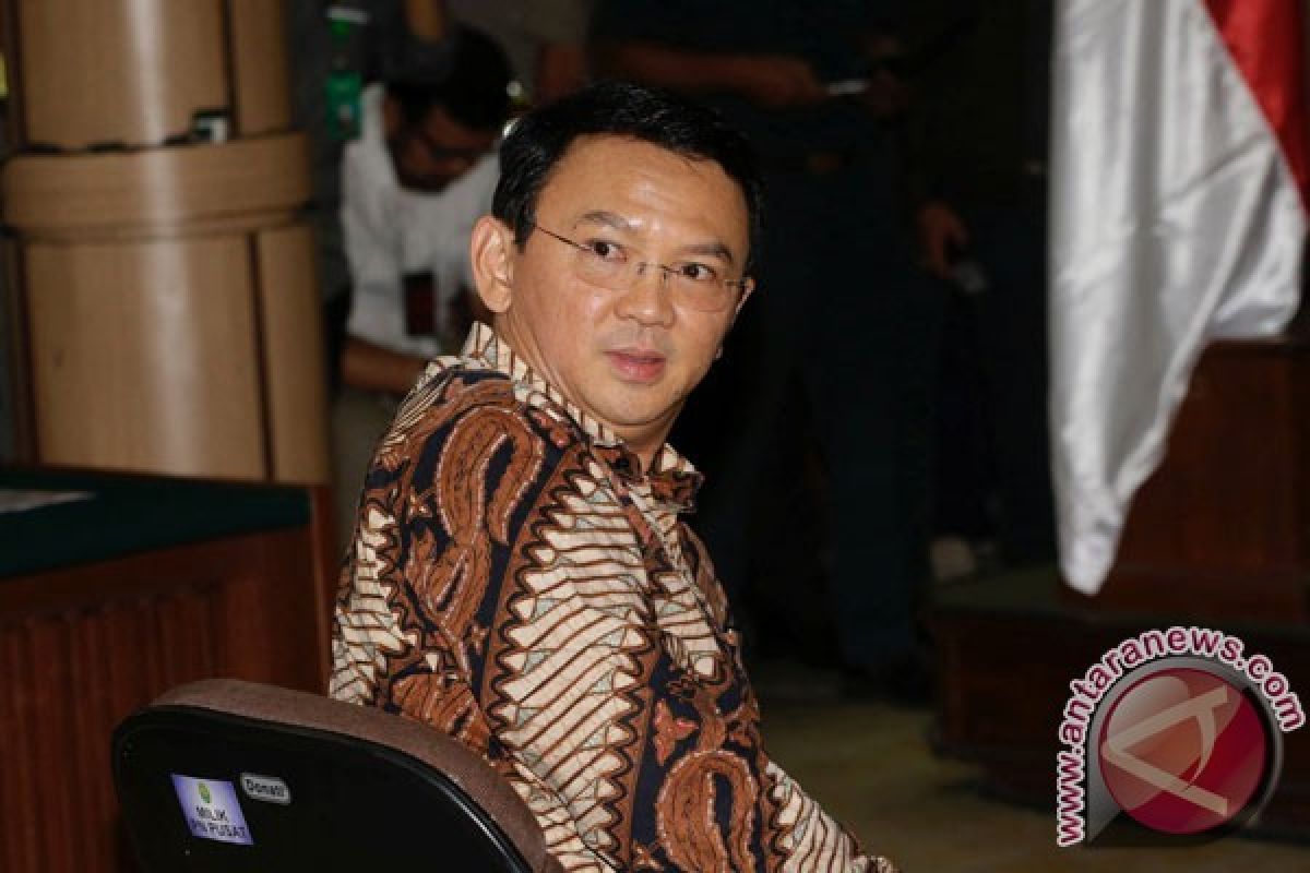 Ahok menangis di hadapan majelis hakim