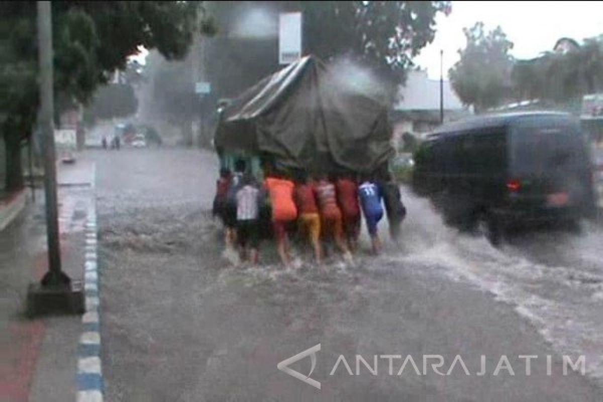 Jalur Pantura Situbondo Tergenang Banjir